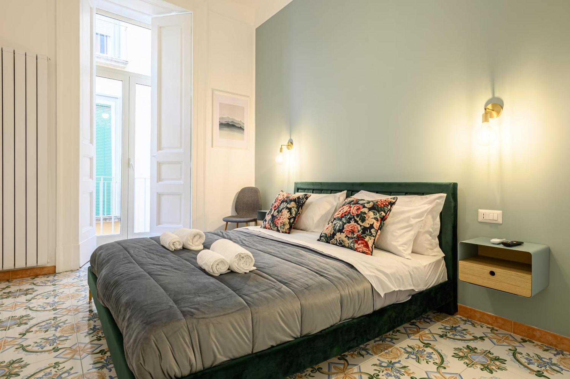 Guest House 121 Charming Apartment Napoli Bagian luar foto