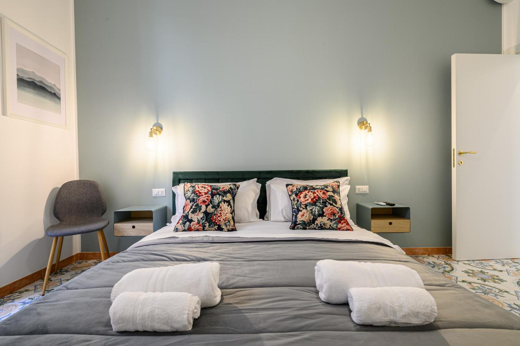 Guest House 121 Charming Apartment Napoli Bagian luar foto