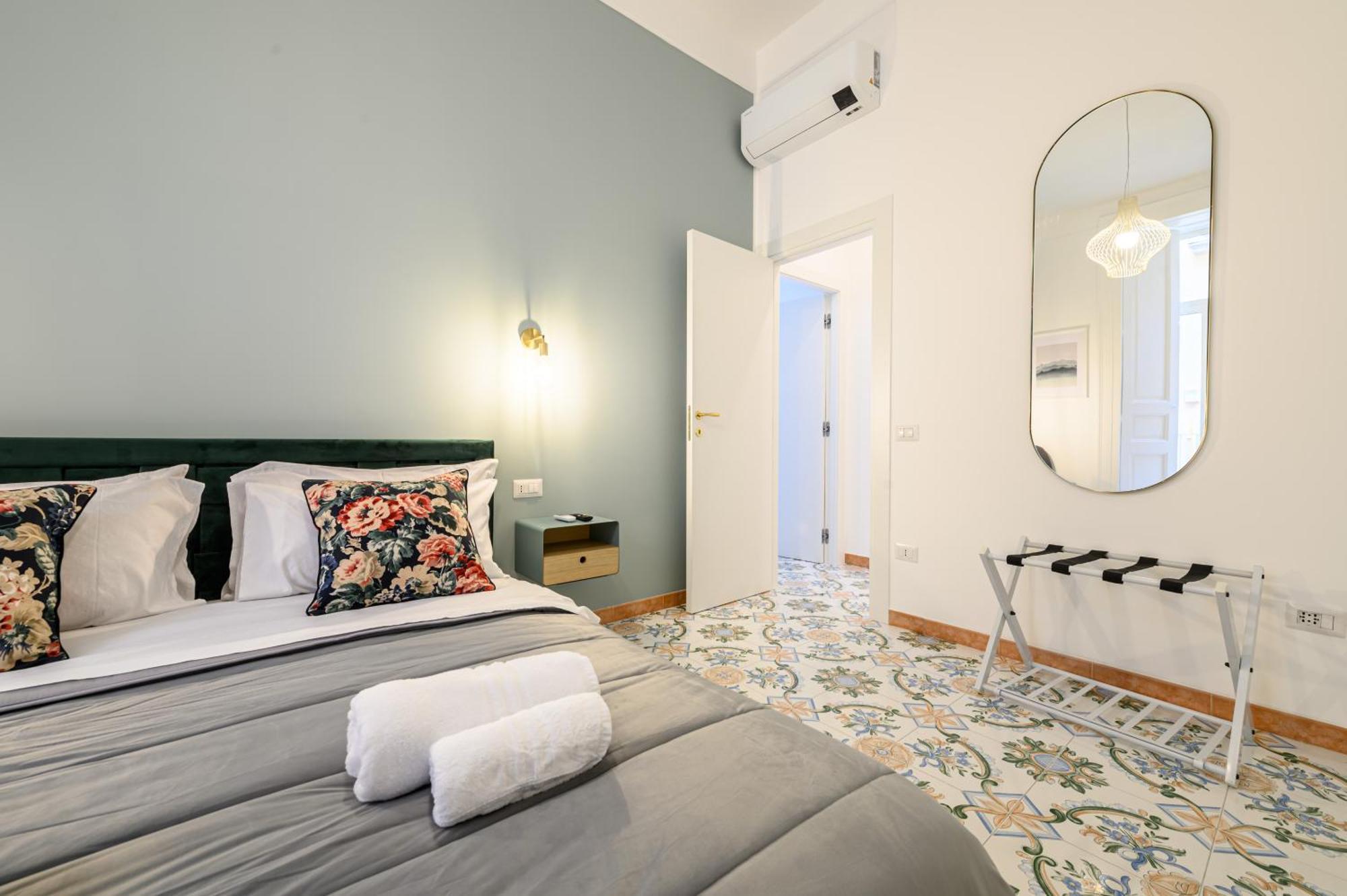 Guest House 121 Charming Apartment Napoli Bagian luar foto