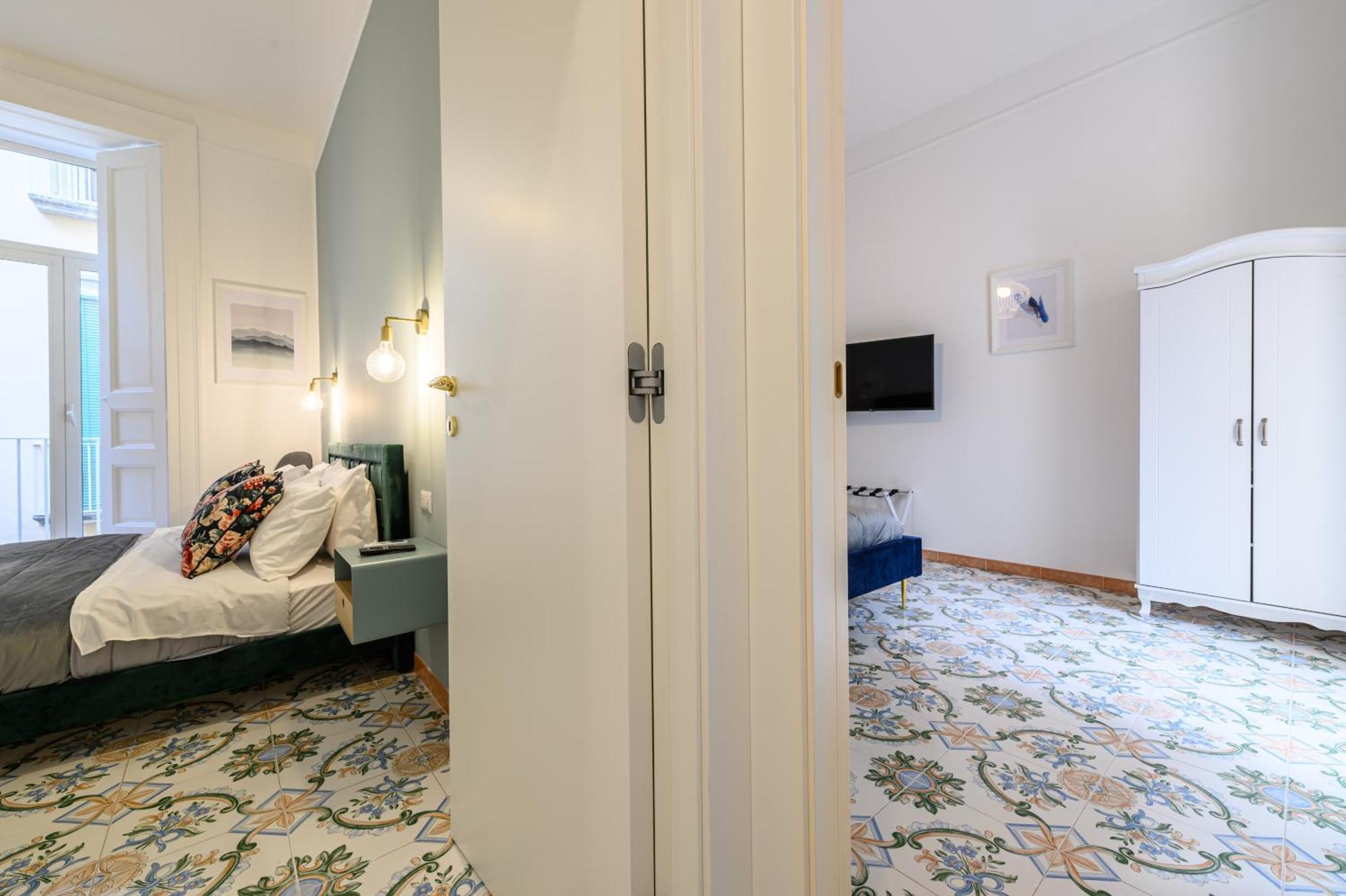 Guest House 121 Charming Apartment Napoli Bagian luar foto