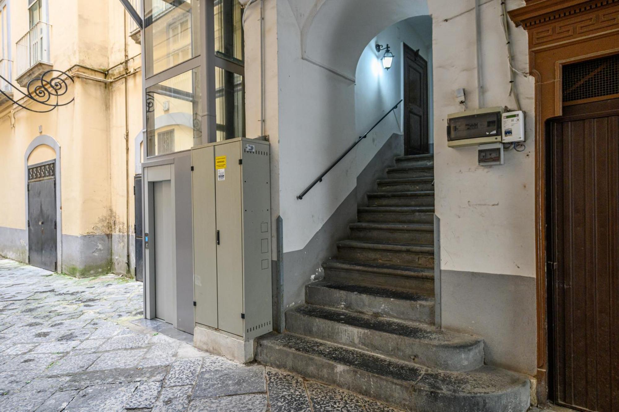 Guest House 121 Charming Apartment Napoli Bagian luar foto